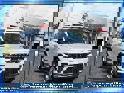 Used 2023 Jeep Grand Cherokee Laredo