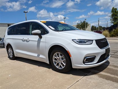 Used 2023 Chrysler Pacifica Touring-L