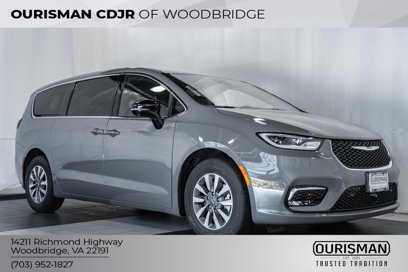 New 2025 Chrysler Pacifica Select