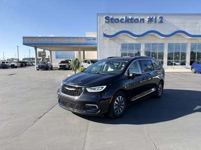 Used 2021 Chrysler Pacifica Limited w/ Uconnect Theater Family Group