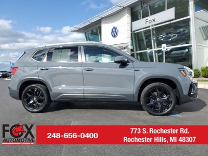 Used 2024 Volkswagen Taos SE w/ Panoramic Sunroof Package