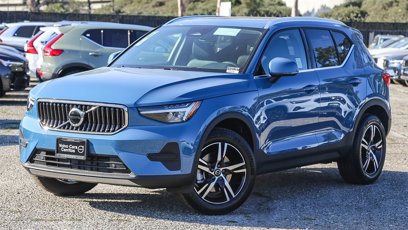 New 2025 Volvo XC40 B5 Core w/ Climate Package