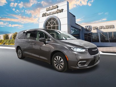 Used 2023 Chrysler Pacifica Touring-L