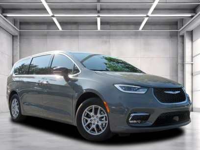 New 2025 Chrysler Pacifica Select w/ Uconnect Theater Family Group