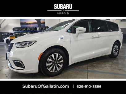 Used 2022 Chrysler Pacifica Touring-L w/ Uconnect Theater Family Group