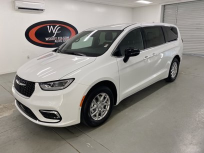 New 2025 Chrysler Pacifica Select