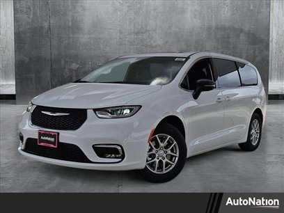 New 2025 Chrysler Pacifica Select