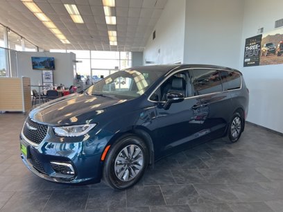 New 2025 Chrysler Pacifica Select w/ Uconnect Theater Family Group