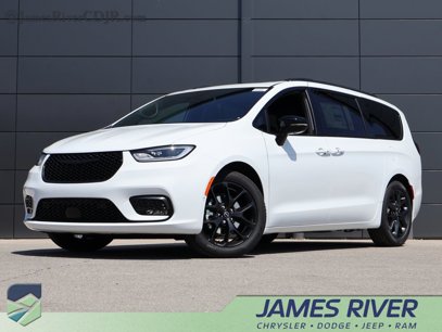 New 2026 Chrysler Pacifica Limited w/ S Appearance Package