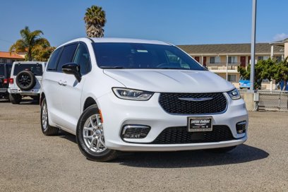 New 2025 Chrysler Pacifica Select