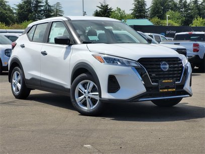 New 2025 Nissan Kicks Play S