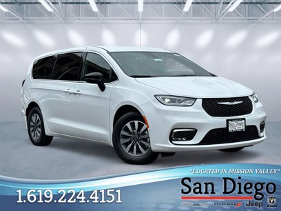New 2025 Chrysler Pacifica Select