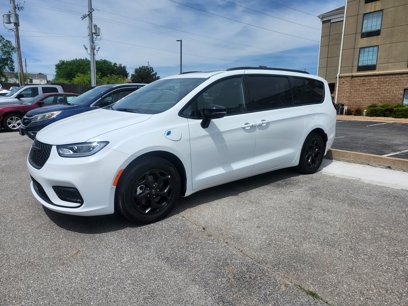 New 2025 Chrysler Pacifica Premium