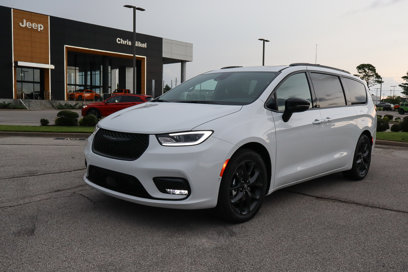 New 2025 Chrysler Pacifica Limited w/ Uconnect Theater Family Group
