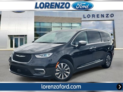 Used 2023 Chrysler Pacifica Limited w/ Uconnect Theater Family Group