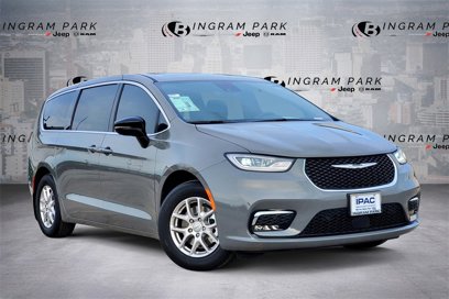 New 2025 Chrysler Pacifica Select
