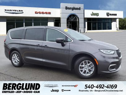 Used 2023 Chrysler Pacifica Touring-L
