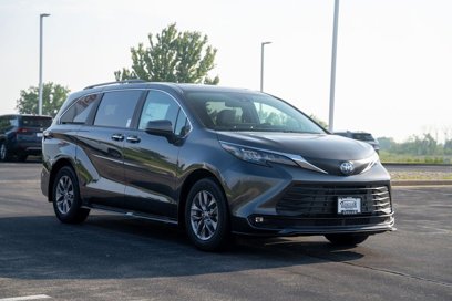 New 2025 Toyota Sienna XLE w/ XLE Plus Package