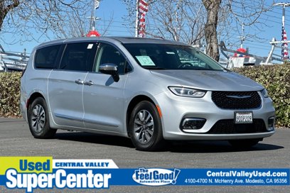 Used 2023 Chrysler Pacifica Limited w/ Uconnect Theater Family Group