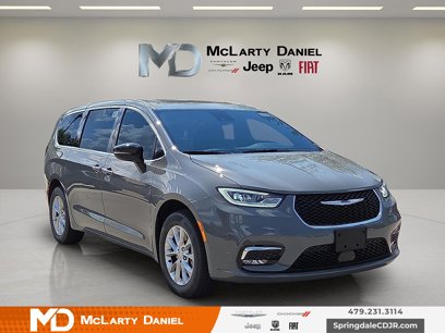 New 2025 Chrysler Pacifica Select w/ Uconnect Theater Family Group