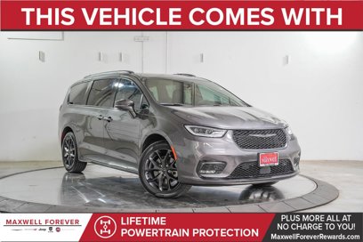 Used 2022 Chrysler Pacifica Limited w/ Uconnect Theater Family Group