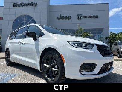 New 2025 Chrysler Pacifica Limited w/ Uconnect Theater Family Group