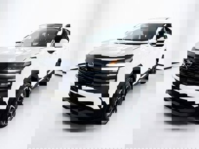 New 2025 Nissan Kicks SV w/ Charging Package