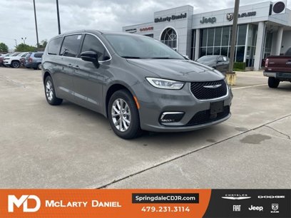 New 2025 Chrysler Pacifica Select w/ Uconnect Theater Family Group