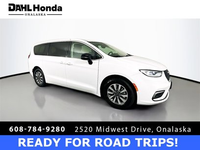Used 2024 Chrysler Pacifica Select
