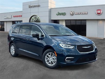 New 2025 Chrysler Pacifica Select
