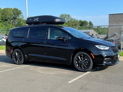 New 2025 Chrysler Pacifica Select w/ Fav Edition Package