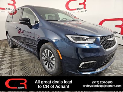 New 2025 Chrysler Pacifica Select