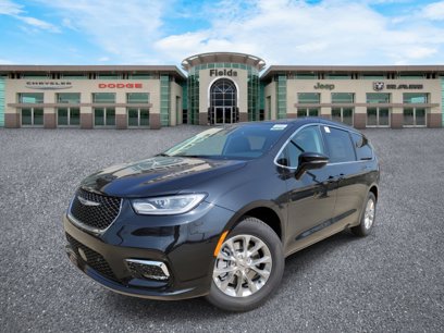New 2022 Chrysler Pacifica Touring-L w/ Uconnect Theater Family Group