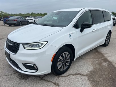 Used 2024 Chrysler Pacifica Select