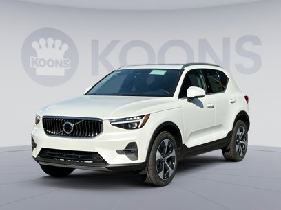 New 2025 Volvo XC40 B5 Plus w/ Climate Package