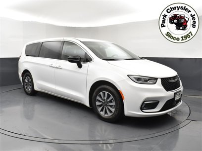 New 2025 Chrysler Pacifica Select