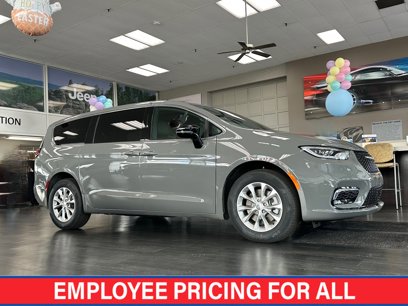 New 2025 Chrysler Pacifica Select