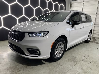 New 2025 Chrysler Pacifica Select