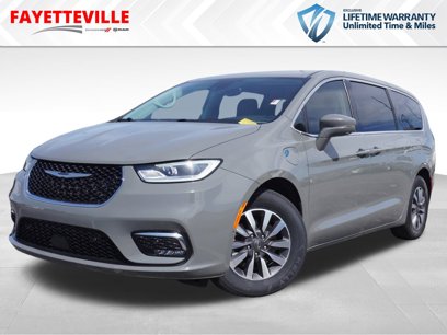 Used 2022 Chrysler Pacifica Touring-L w/ Uconnect Theater Family Group