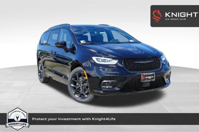 New 2025 Chrysler Pacifica Limited w/ Uconnect Theater Family Group