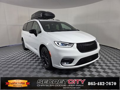 New 2025 Chrysler Pacifica Select