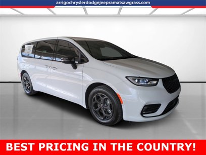 New 2024 Chrysler Pacifica Select w/ Uconnect Theater Family Group