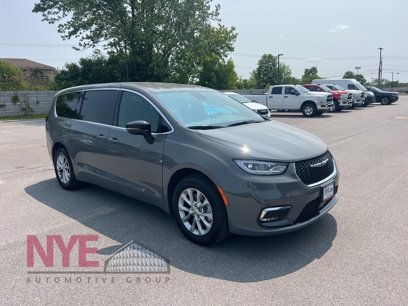 Used 2025 Chrysler Pacifica Select