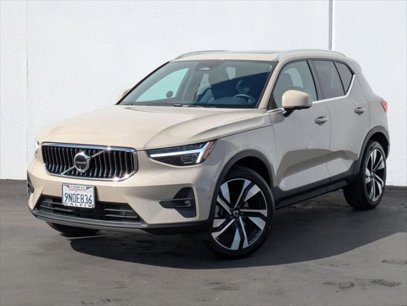 New 2025 Volvo XC40 B5 Plus w/ Climate Package