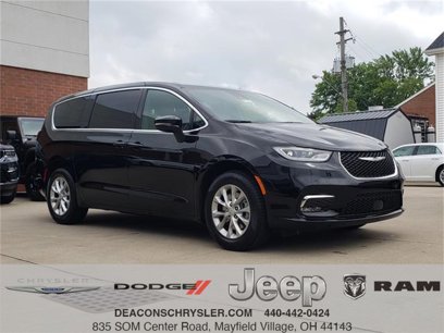 New 2025 Chrysler Pacifica Select