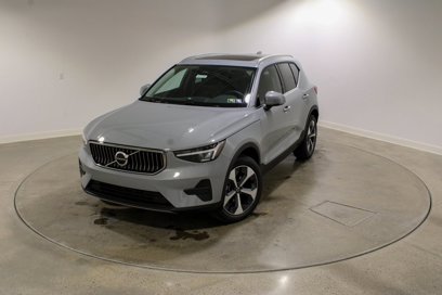 New 2025 Volvo XC40 B5 Core w/ Climate Package