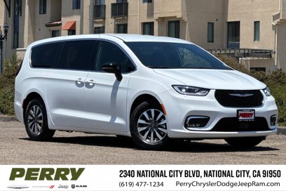 New 2025 Chrysler Pacifica Select