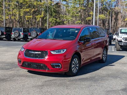 New 2025 Chrysler Pacifica Select w/ Uconnect Theater Family Group