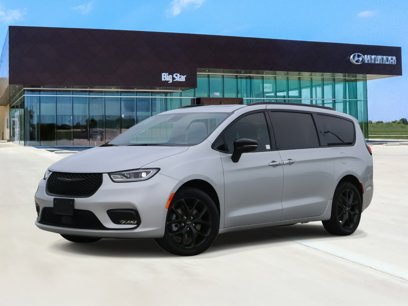 Used 2024 Chrysler Pacifica Limited w/ Uconnect Theater Family Group