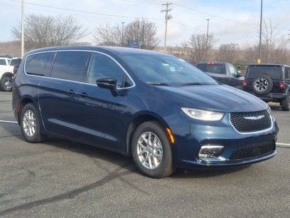 New 2025 Chrysler Pacifica Select